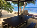 Covered beachfront Gazebo. Gazebo couvert en bordure de plage